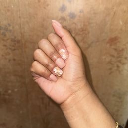 Simple nude nails with flower design