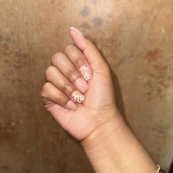 California Nails - Simple nude nails with flower design