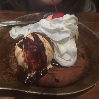 Cheddar's Scratch Kitchen - Chocolate chip cookie desert - American Near Me - Bloomington, Indiana