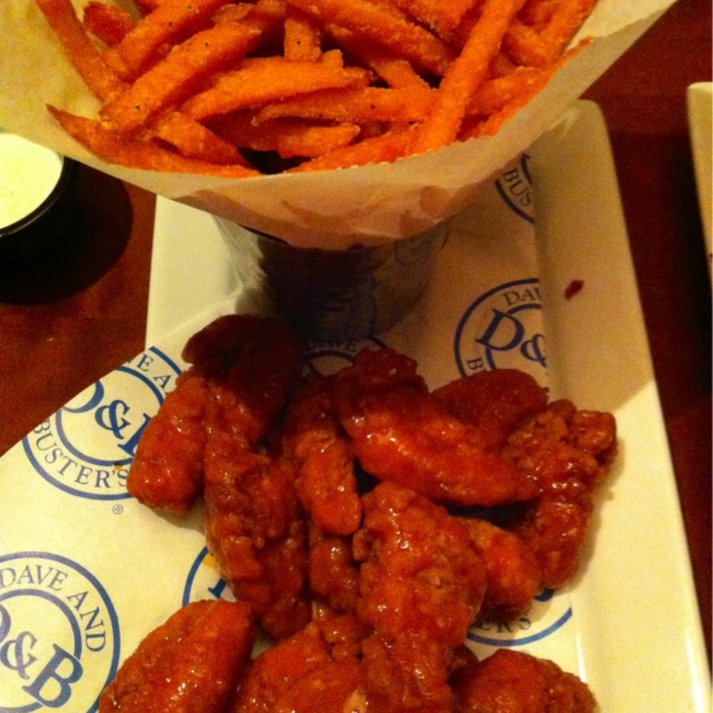 Dave & Buster's Roseville - boneless Buffalo wings w/ sweet potato fries - Arcades Near Me - Roseville, California