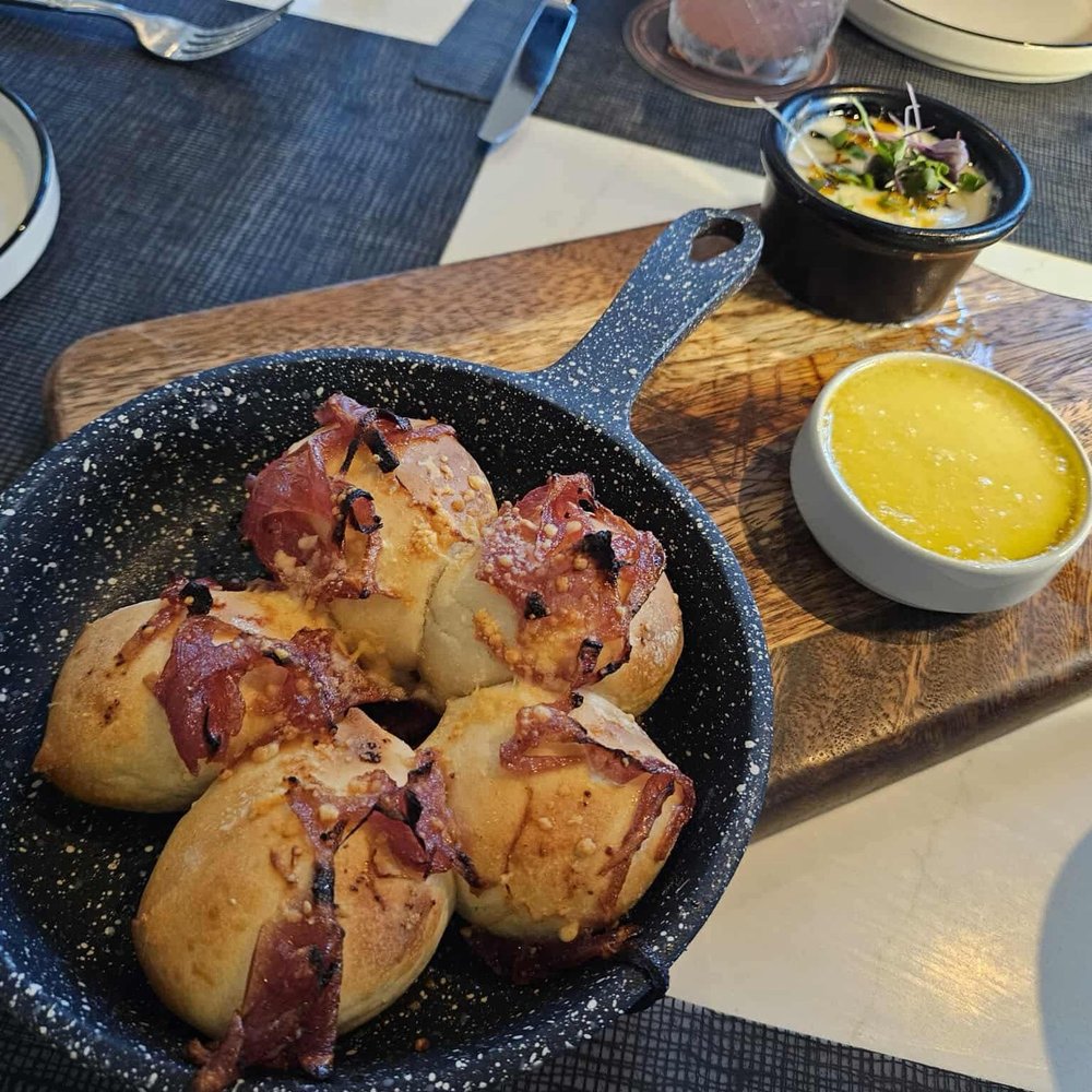 Cirque St. Armands Beachside - Ringside - Onion bread - Seafood Near Me - Sarasota, Florida