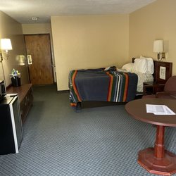 The Hemlock Inn - Room with comfortable queen size bed.