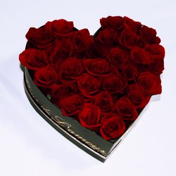 Fleur de L'amour - Le coeur (The Heart) Two dozen fresh red roses in a black box.