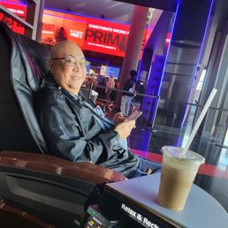 #DaHungryKuya enjoying his 15min massage #DaHungryKuya enjoying his 15min massage