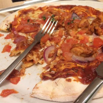 Vapiano - Heel dunne bodem en dit deel van de pizza was nog niet lang genoeg in de oven geweest. - Italian Near Me - Den Haag, ZH Vapiano - Heel dunne bodem en dit deel van de pizza was nog niet lang genoeg in de oven geweest. - Italian Near Me - Den Haag, ZH