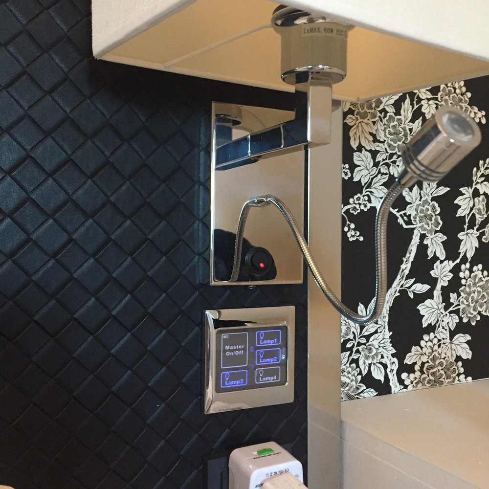 Notting Hill Hotel - Exceptional over bed lighting & controls plus mini reading light. - Hotels Near Me - Amsterdam, New Hampshire