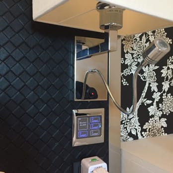 Notting Hill Hotel - Exceptional over bed lighting & controls plus mini reading light. - Hotels Near Me - Amsterdam, New Hampshire