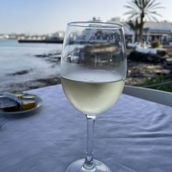 El Anzuelo - Wine by the shore