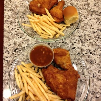 Red Rooster - 4pc chicken dinner with 2 sides (they gave us a roll for free, so sweet) - American Near Me - Damascus, Maryland