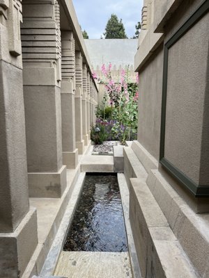 Hollyhock House by null