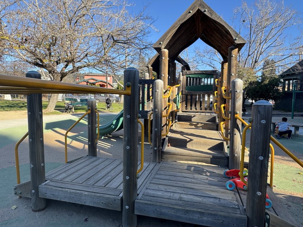 Totland Playground Logo