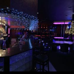 Headlights Granby - Inside with bar