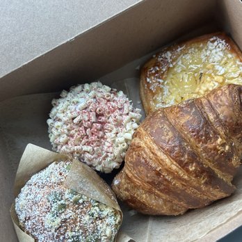 Le Hérisson - Pumpkin Muffin, Croissant, Tropical Danish?, etc - Cafes Near Me - Simi Valley, California