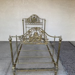 Got Legs Furniture & Decor