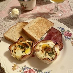 Colonial House Inn - Breakfast