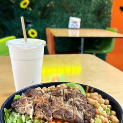 The Squeeze Juice Bar - Mediterranean chicken bowl and Papaya Mango smoothie