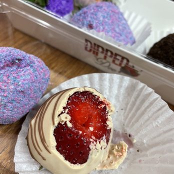 Dipped by Dee - Overripe strawberry in from the OG variety box that tasted rotten. Very disappointing - Desserts Near Me - Aiea, Hawaii