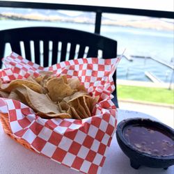 Fiesta En Jalisco - Yummy chips and salsa