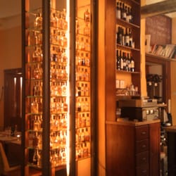 Ombralonga - Eins der beiden Grappa-Regale