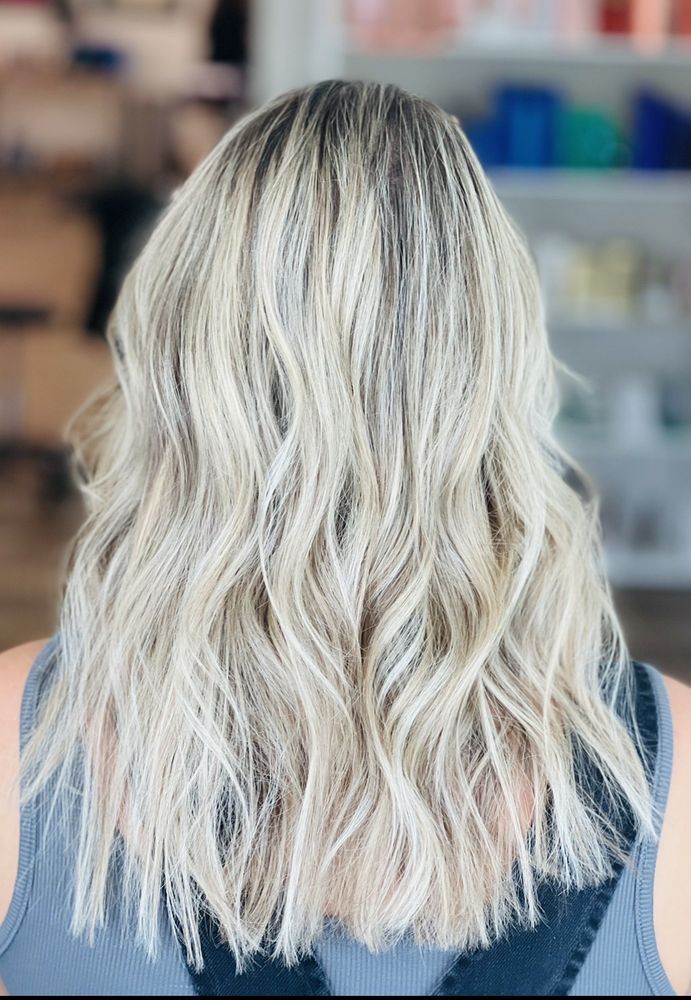 Lyon & Wright Salon And Glossery Logo