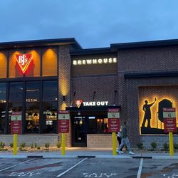 BJ's Restaurant & Brewhouse - Exterior