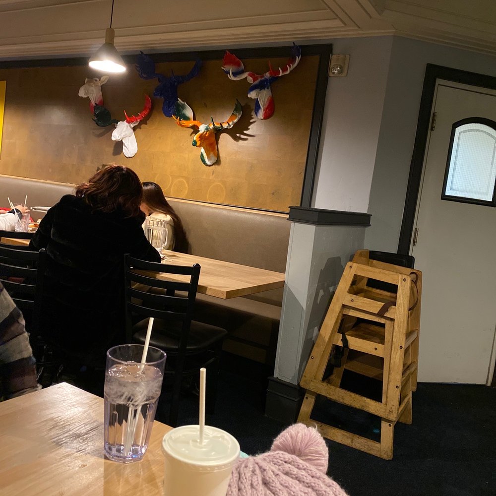 Blue Moose Pizza - Seating area - Pizza Near Me - Avon, Colorado Blue Moose Pizza - Seating area - Pizza Near Me - Avon, Colorado