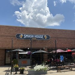 Smash House Tavern - Front with outdoor seating