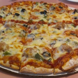 Grady's Pizza - Sausage/green pepper/black olive pizza mmmmmmmm this is a good pizza.