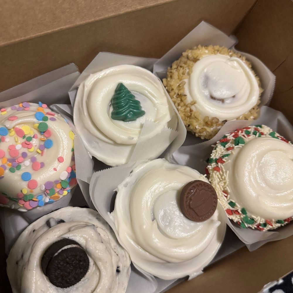 Frosted Cupcakery - These were my cupcake selections, from left to right : confetti ,2 red velvet , carrot cake , vanilla and an Oreo flavor . - Bakeries Near Me - Long Beach, California