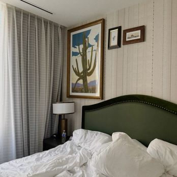 The Leo Kent Hotel - Cozy king room & bed - Hotels Near Me - Tucson, Arizona The Leo Kent Hotel - Cozy king room & bed - Hotels Near Me - Tucson, Arizona