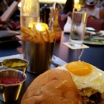 Hideout - Mauna Kea Burger - Bars Near Me - Honolulu, Hawaii