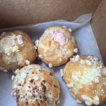 Au Coeur De Paris - Chocolate, raspberry, vanilla & caramel - Bakeries Near Me - Westminster, California Au Coeur De Paris - Chocolate, raspberry, vanilla & caramel - Bakeries Near Me - Westminster, California