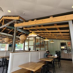 Mo' Bettahs Hawaiian Style Food - Cute inside dinning area