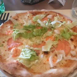 BEN - Pizza nordica con salmone affumicato,gamberetti,iceberg e scamorza