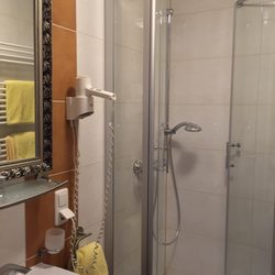 Hotel am Rathaus - ... Bad. Ein wenig eng, aber modern eingerichtet...
