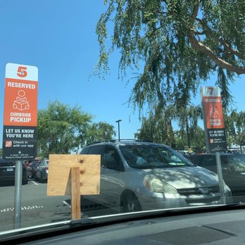 The Home Depot - Lots of empty cars park in the reserved curbside spots... and drivers returning without having curbside pickup items. - Nurseries & Gardening Near Me - San Jose, California