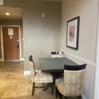 Fairways Hotel - Dining area - Hotels Near Me - Victoria, British Columbia