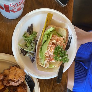 Flo's Clam Shack - Lobster roll - Seafood Near Me - Middletown, Rhode Island