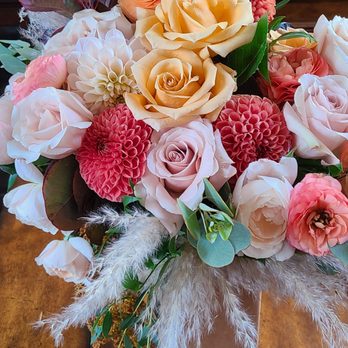 Loves Me Flowers - Florists Near Me - Cashmere, Washington