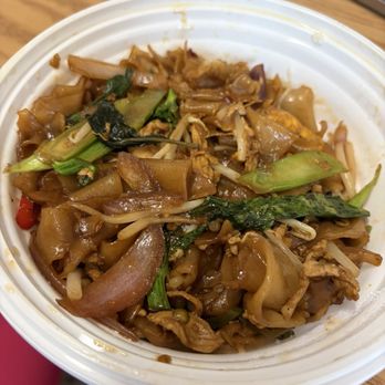 Elephant Ear Thai Restaurant - Drunken Noodles - Asian Fusion Near Me - New York, New York