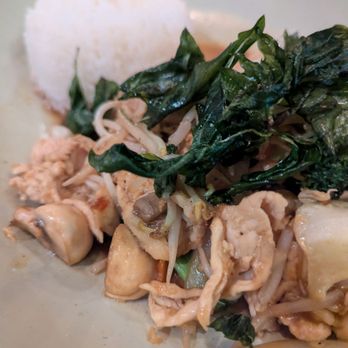 Ka Thai - Sauteed vegetables with chicken and crispy basil - Thai Near Me - Dallas, Texas Ka Thai - Sauteed vegetables with chicken and crispy basil - Thai Near Me - Dallas, Texas