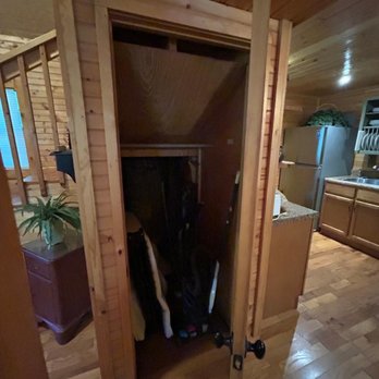 Fox Fire Riverside Camping - Hall closet with vacuum and broom dust pan pull out bed/cot - Campgrounds Near Me - Hartford, Tennessee