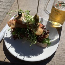 Cafe Riis - Deilig kylling med grønt, tomat pesto, smøreost og oliven