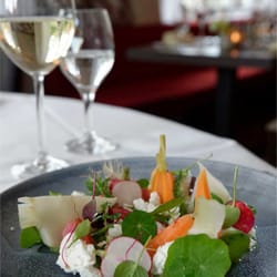 Restaurant Henry's - Frühlingssalat mit Erbse, eingelegten Gemüsen und Gartenkräutern.