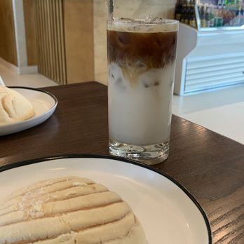 El Encanto Cafe - Una concha y un latte de vainilla con leche de almendra - Breakfast & Brunch Near Me - Dallas, Texas El Encanto Cafe - Una concha y un latte de vainilla con leche de almendra - Breakfast & Brunch Near Me - Dallas, Texas