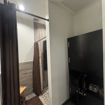 Spavia - shower/lockers - Day Spas Near Me - Cumming, Georgia