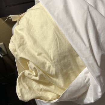 Hampton Inn Fairhope-Mobile Bay - Yellow pillows. Yuck!! - Hotels Near Me - Fairhope, Alabama