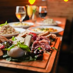 Evio's Pizza & Grill - Fíjese cheeses and meats paired with selected wines and craft beers.