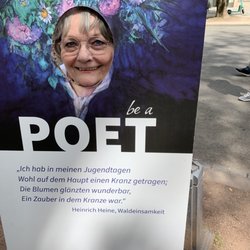 Bücherbummel auf der Kö - Below the flowers should be the head of Heinrich Heine.  How does my wife's head get there?