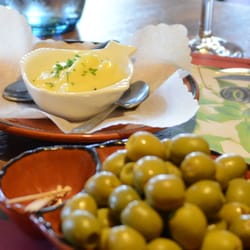 Adega Tapas - Aioli und Oliven